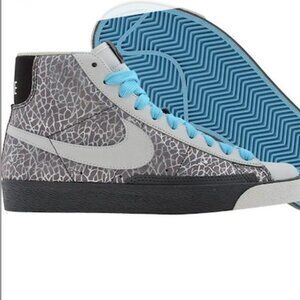 Cool Grey/Metallic Summit White-Powder Blue: Nike Blazer mid 77 - Size 9.5 (W)